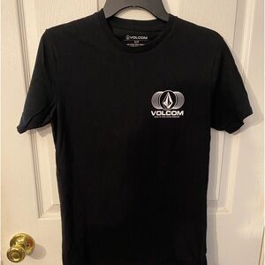 Small short sleeve men’s VOLCOM excellent shape! Black.
